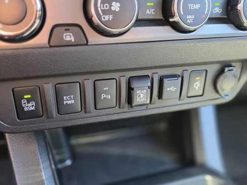 Used 2020 Toyota Tacoma TRD Sport w/ Technology Package AWD/4WD image 32