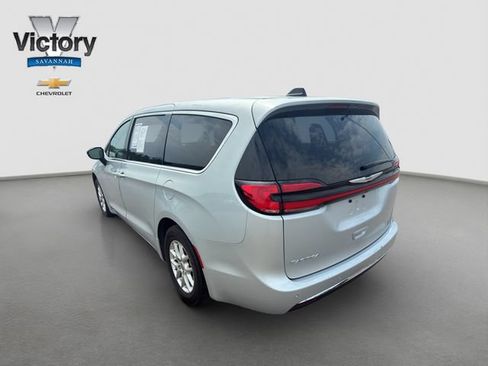 Used 2024 Chrysler Pacifica Touring-L FWD image 5