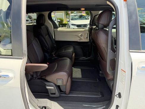 Certified 2022 Toyota Sienna Platinum FWD image 17