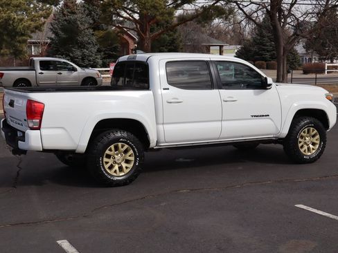 Used 2017 Toyota Tacoma SR5 w/ Tow Package image 4