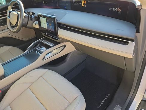 Used 2024 Lincoln Nautilus Premier image 23