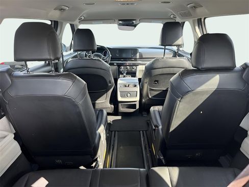 Used 2022 Kia Carnival LX image 11