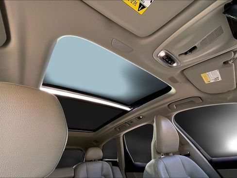 Used 2018 Volvo XC60 T5 Momentum w/ Convenience Package image 19