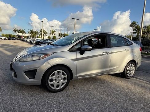 Used 2013 Ford Fiesta SE FWD image 3
