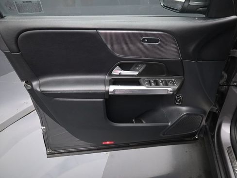 Used 2022 Mercedes-Benz GLB 250 4MATIC image 11