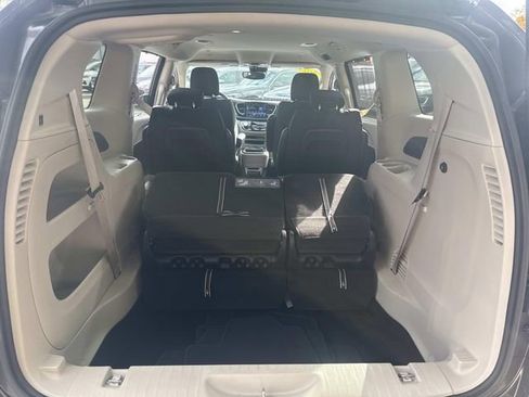 Used 2021 Chrysler Pacifica Touring image 7
