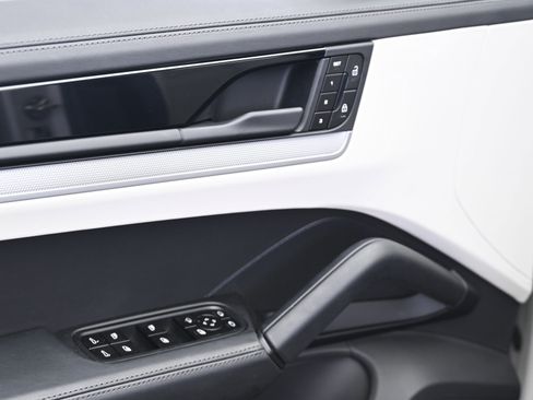 Used 2025 Porsche Cayenne image 27