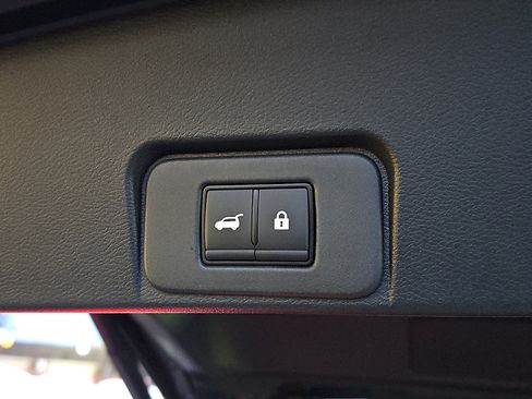 Used 2025 Nissan Rogue SL AWD/4WD image 29