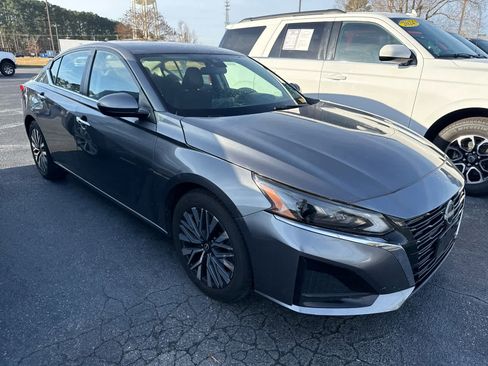 Used 2023 Nissan Altima 2.5 SV image 3