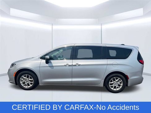 Used 2023 Chrysler Pacifica Touring-L FWD image 2
