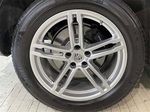 Used 2025 Porsche Macan image 12