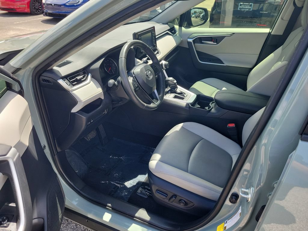 Used 2020 Toyota RAV4 XLE Premium FWD image 14