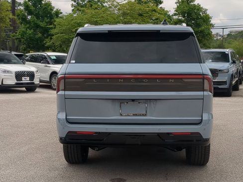 New 2026 Lincoln Navigator L Premier AWD/4WD image 4