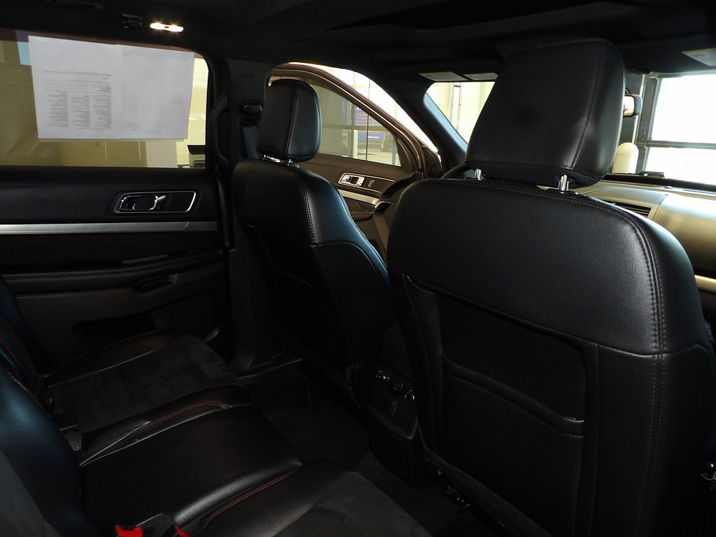 Used 2018 Ford Explorer XLT w/ Equipment Group 202A FWD image 17