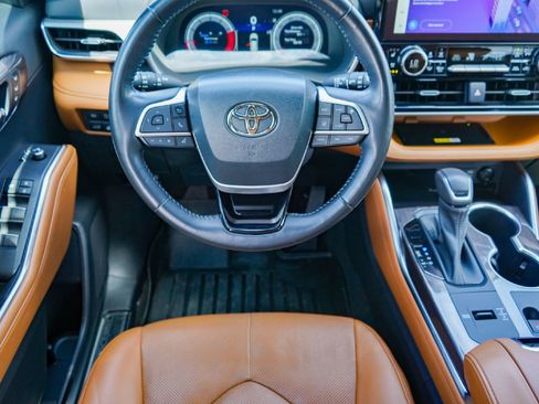 Used 2023 Toyota Highlander Platinum image 25