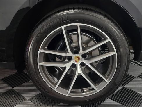 Certified 2025 Porsche Macan AWD/4WD image 33