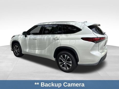 Used 2020 Toyota Highlander XLE FWD image 3