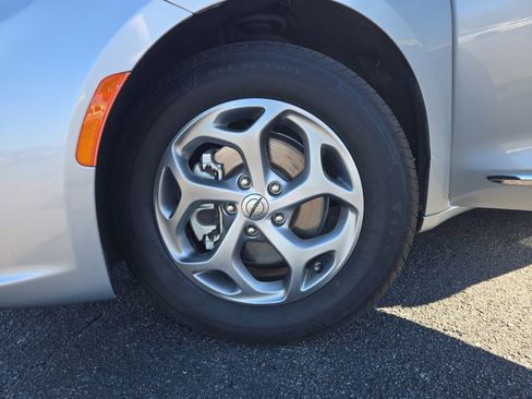 Used 2023 Chrysler Pacifica Limited image 30