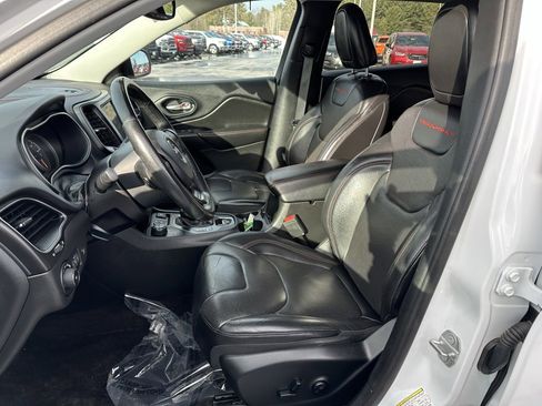 Used 2019 Jeep Cherokee Trailhawk image 13