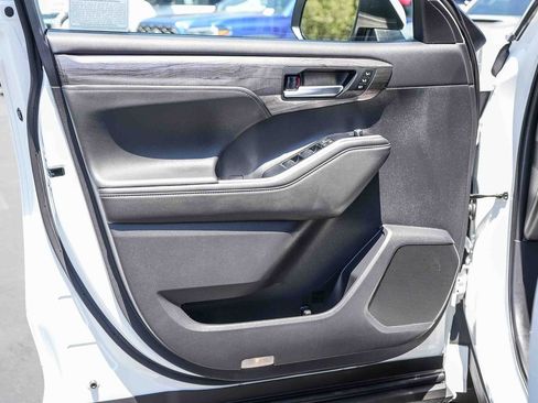 Certified 2026 Toyota Highlander Limited AWD/4WD image 28