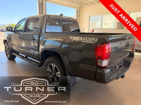 Used 2016 Toyota Tacoma TRD Sport w/ Exterior Package AWD/4WD image 3