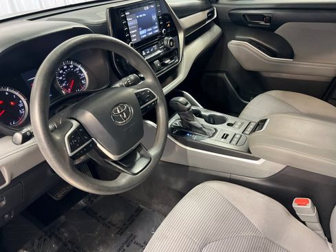 Used 2022 Toyota Highlander L image 11
