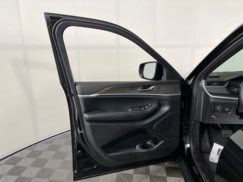 Used 2025 Jeep Grand Cherokee Limited AWD/4WD image 15