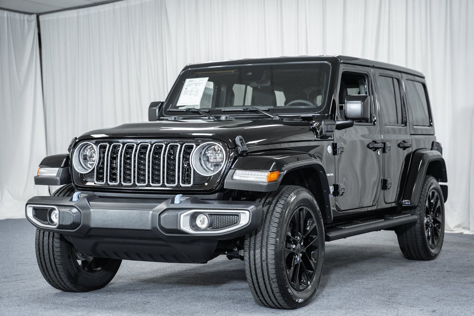 Used 2024 Jeep Wrangler Unlimited Sahara AWD/4WD image 3
