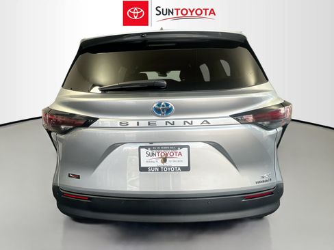 Used 2023 Toyota Sienna XLE FWD image 5