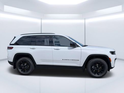 New 2026 Jeep Grand Cherokee 4WD image 2