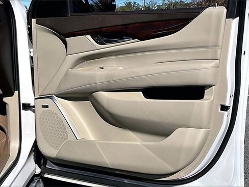 Used 2017 Cadillac Escalade Luxury image 29