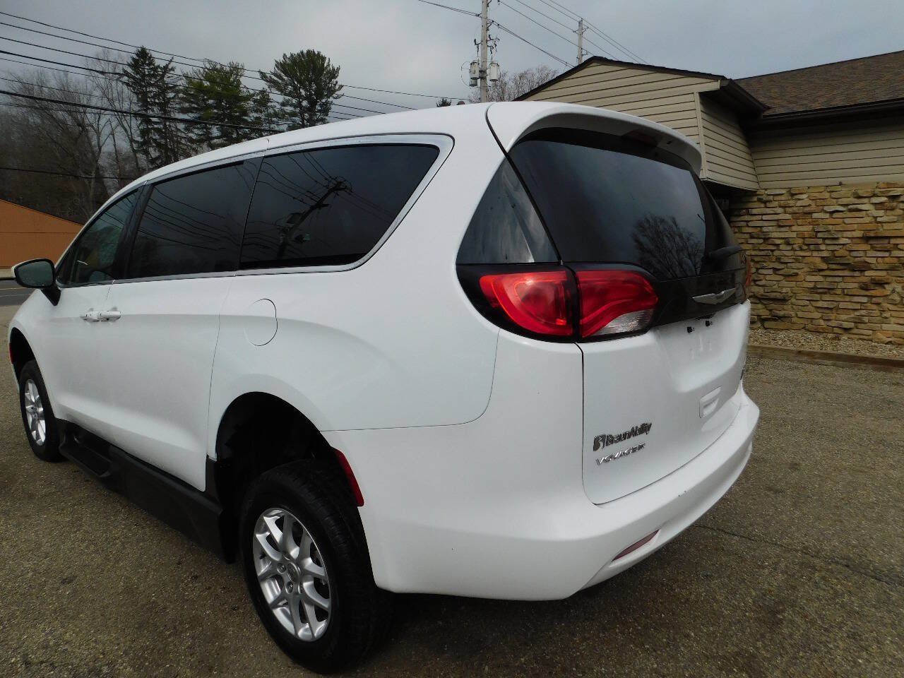 Used 2022 Chrysler Voyager LX FWD image 13
