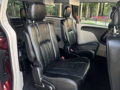 Used 2013 Chrysler Town & Country Touring FWD image 33