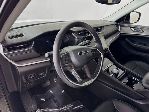 Used 2024 Jeep Grand Cherokee Limited image 9