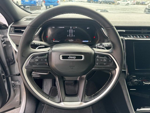 Used 2025 Jeep Grand Cherokee Altitude AWD/4WD image 18