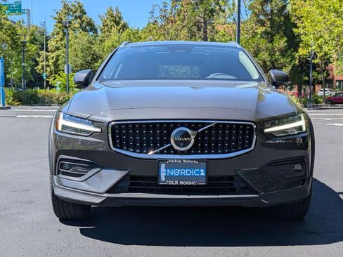 Used 2025 Volvo V60 B5 Cross Country Plus AWD/4WD image 2