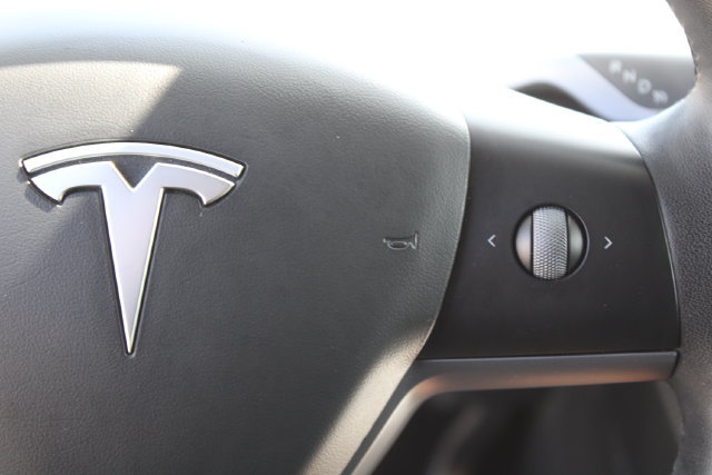 Used 2023 Tesla Model Y 2WD image 17