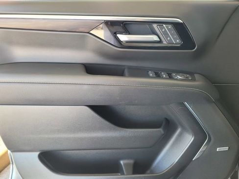 Used 2025 Chevrolet Tahoe Premier AWD/4WD image 18