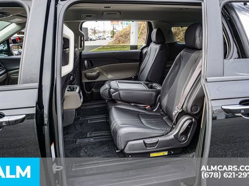 Used 2025 Kia Carnival EX image 21