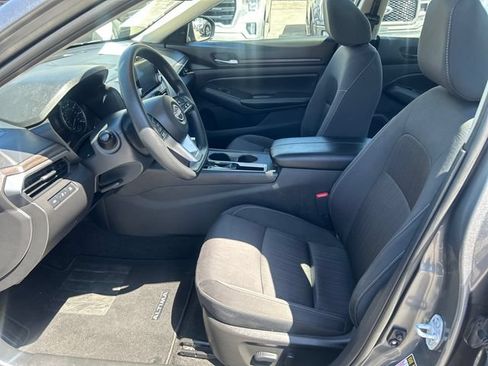 Used 2025 Nissan Altima 2.5 SV FWD image 9