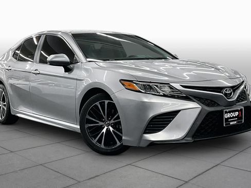 Used 2018 Toyota Camry SE FWD image 2