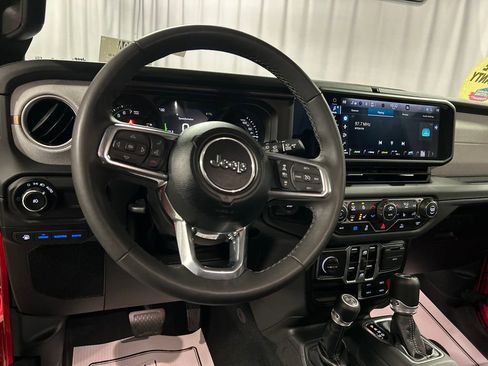 Used 2025 Jeep Wrangler Unlimited Sahara image 15