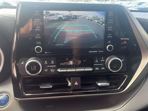 Used 2022 Toyota Highlander XLE AWD/4WD image 19