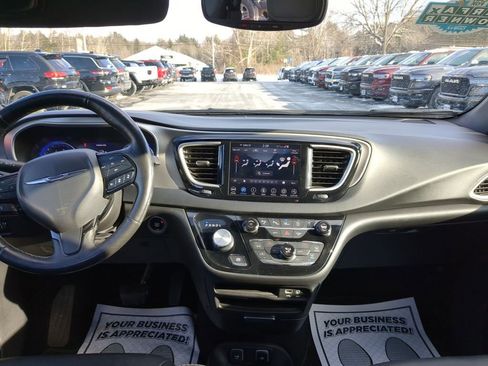 Used 2020 Chrysler Pacifica Touring-L image 13