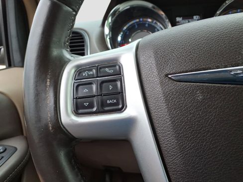 Used 2015 Chrysler Town & Country Touring FWD image 21