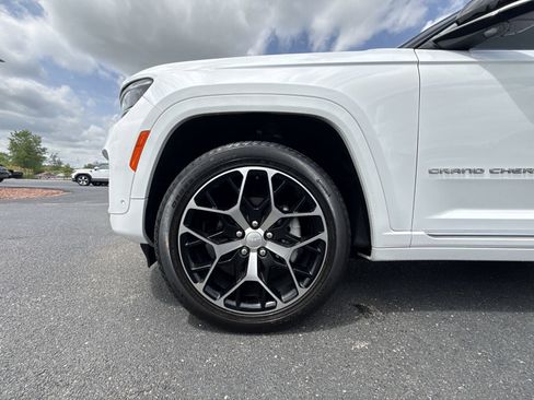 Used 2025 Jeep Grand Cherokee Summit AWD/4WD image 10
