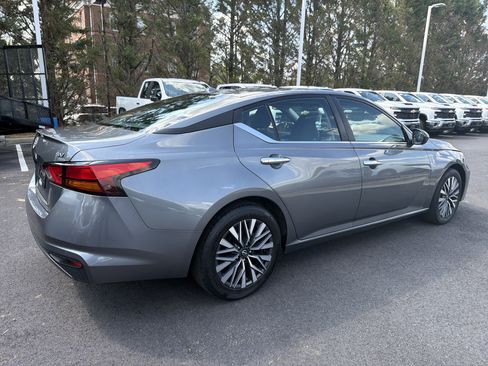 Used 2024 Nissan Altima 2.5 SV FWD image 10