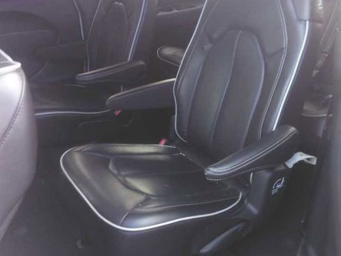 Used 2025 Chrysler Pacifica Limited FWD image 7