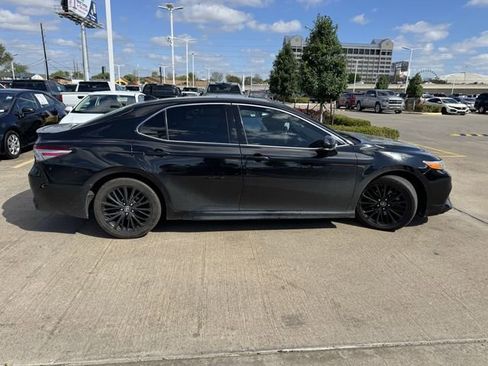 Used 2020 Toyota Camry XSE image 4