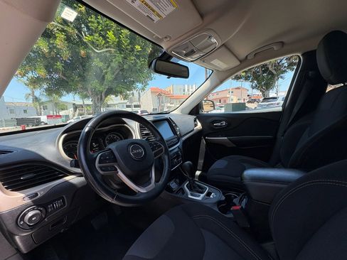 Used 2017 Jeep Cherokee Latitude FWD image 10
